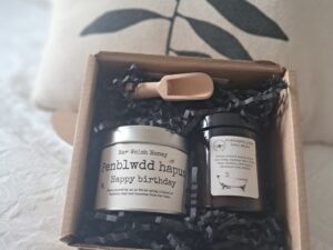 Happy Birthday gift box.
Scented candle, Himalayan bath salts and wooden scoop.