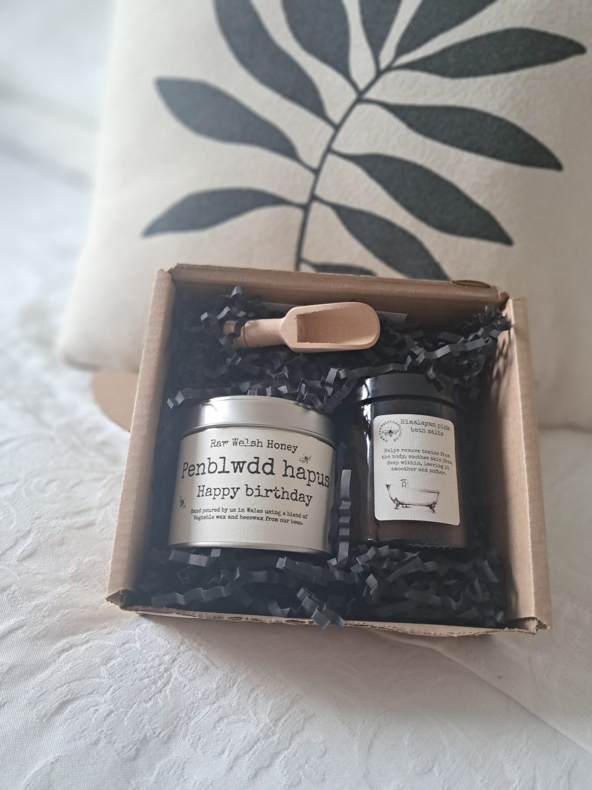 Happy Birthday gift box.
Scented candle, Himalayan bath salts and wooden scoop.